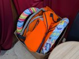 une valise posée par terre à côté d'une table