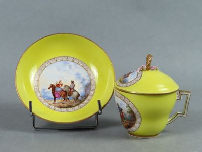 tasse et soucoupe jaunes ornées d'une illustration représentant un homme à cheval