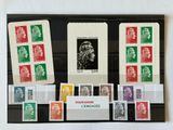 une photo d'une collection de timbres exposée dans une vitrine