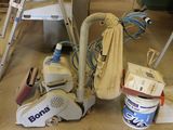 une photo d'un tas d'outils posés par terre