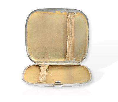 une valise ouverte, munie d'une poignée et d'une sangle