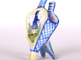 un vase bleu et jaune avec l'image d'une femme dessus