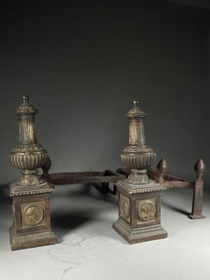 un banc sur lequel sont posés deux vases