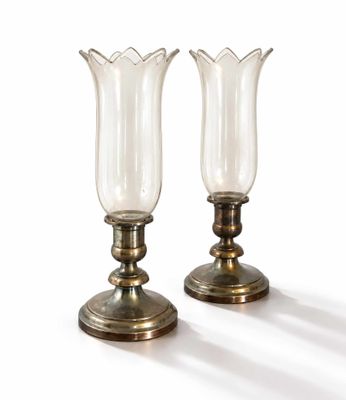 deux vases en verre empilés l'un sur l'autre