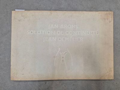 un vieux livre écrit posé sur une table