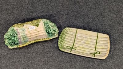 deux assiettes ornées de motifs verts, posées sur une table