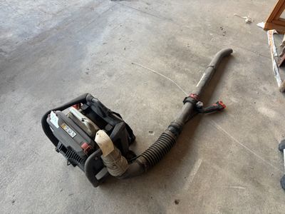 un ventilateur posé par terre à côté d'une chaise