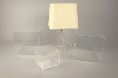 trois cubes en acrylique transparent surmontés d'une lampe
