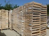 de nombreuses palettes en bois empilées les unes sur les autres