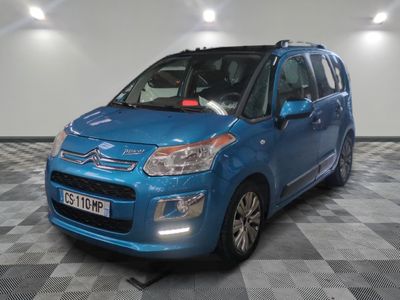 la petite voiture bleue est garée sur un sol en damier