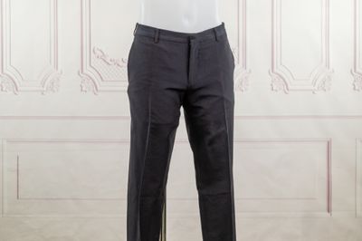 un mannequin masculin vêtu d'une chemise blanche et d'un pantalon noir