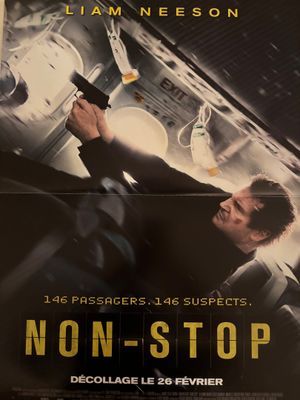 L'affiche du film « Non-Stop » est accrochée au mur.