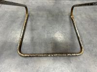 Deux chaises en métal piqué et cuir - traces d'usure, taches (photo 5)