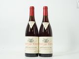 deux bouteilles de vin posées l'une à côté de l'autre sur une surface blanche