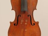 gros plan d'un violon avec un archet sur fond blanc