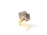 gros plan d'une bague en diamant sur une surface blanche