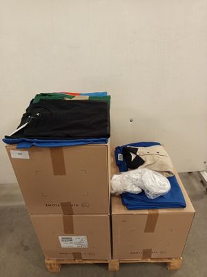 une pile de cartons recouverts de vêtements dans une pièce