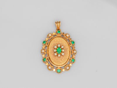 un pendentif en or serti d'émeraudes et de diamants