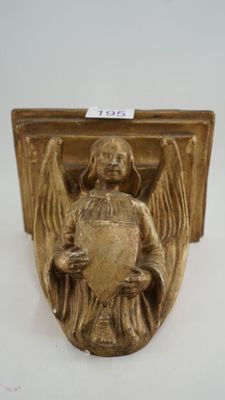 une image représentant une statue en or d'un ange tenant un cœur