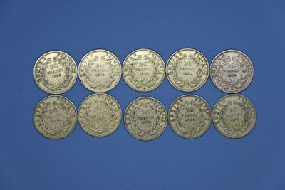 six types de pièces différents sont disposés sur une surface bleue