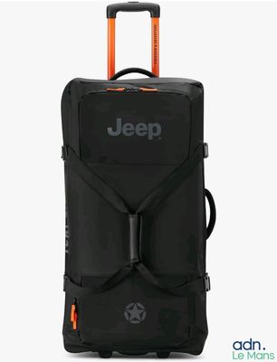 une valise noire ornée d'un logo représentant une jeep