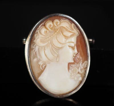 Broche ovale en argent, sertie en son centre d'un camée figu…