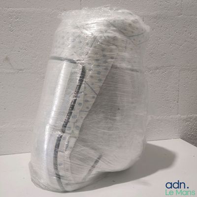 un grand sac en plastique posé sur une table