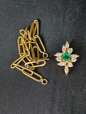 un gros plan sur une paire de boucles d'oreilles et une broche