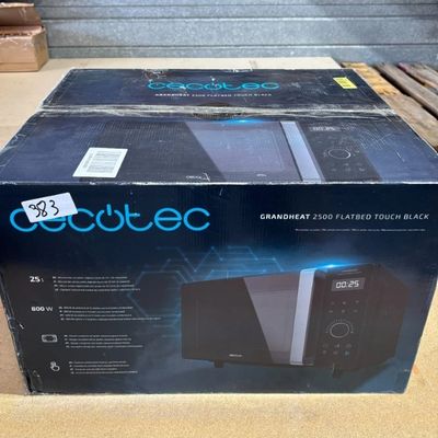 emballage d'un carton contenant un système informatique posé sur une table