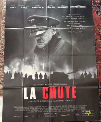 une affiche du film *La Chute* représentant un homme en uniforme militaire
