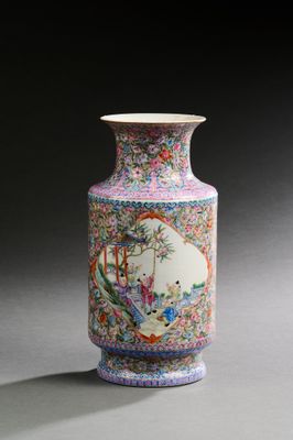 un vase posé sur une table à fond noir