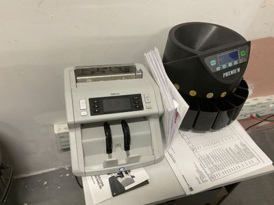 une machine posée sur une table