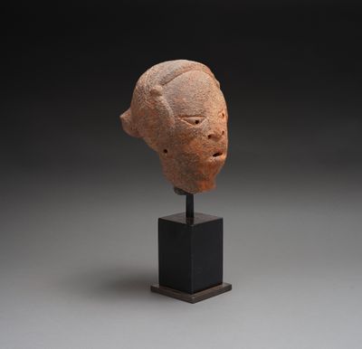 une tête d'homme antique posée sur un socle noir