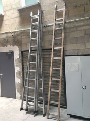 deux échelles appuyées contre un mur dans un immeuble