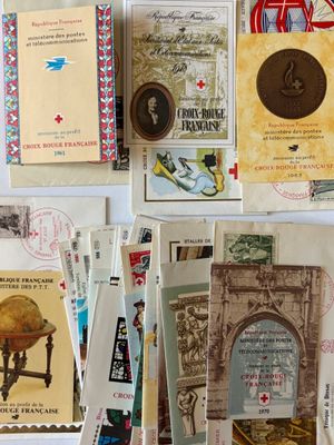 de nombreux types de cartes postales et de timbres sur la table