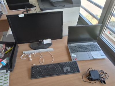 un bureau sur lequel se trouvent un ordinateur portable et un moniteur