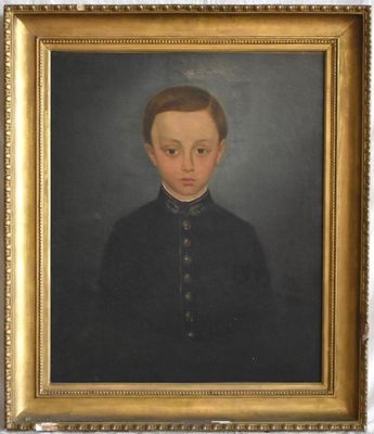 portrait d'un jeune garçon vêtu d'un manteau noir, dans un cadre doré