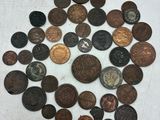 une pile de pièces de monnaie posée sur une surface blanche