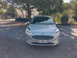 l'avant d'une ford fiesta argentée garée dans un parking