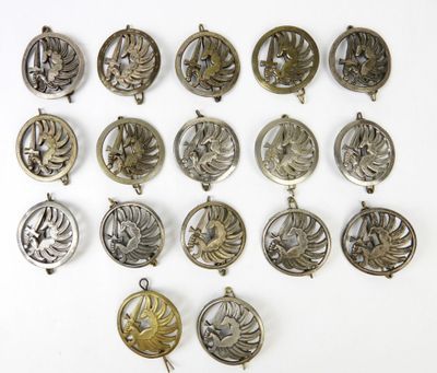 de nombreuses breloques métalliques de toutes sortes sur un fond blanc