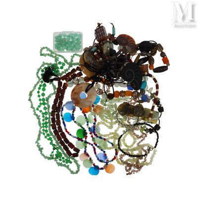 Important lot fantaisie Lot de dix-neuf colliers fantaisie, …