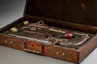 un coffret en bois contenant deux armes à feu