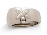 une photo d'une bague en diamant ornée d'une croix
