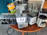 une table sur laquelle se trouvent un mixeur, un mixeur, un mixeur et un mixeur