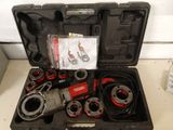 une trousse à outils posée sur une table
