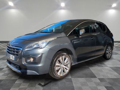la voiture grise est garée sur le sol en damier d'un garage