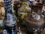 de nombreux vases posés sur une table