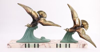 deux oiseaux perchés sur un livre