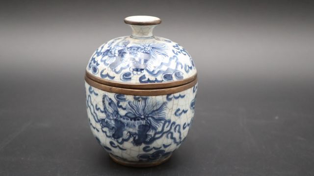 Chine ou Vietnam. Pot couvert en porcelaine craquelé blanc bleu. ...