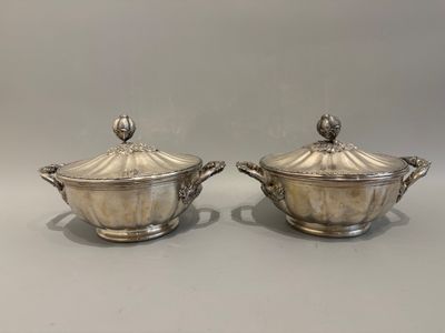 un ensemble de sucrier et de pot à crème en métal argenté